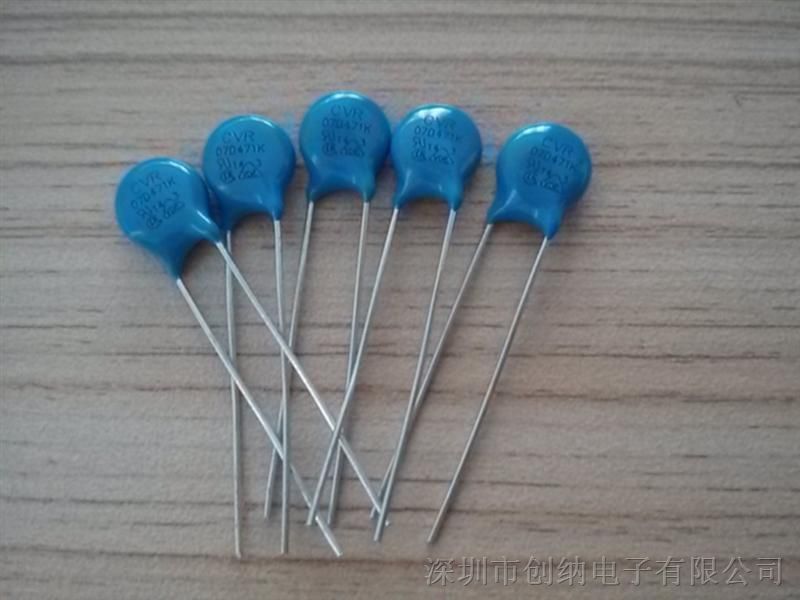 (二)压敏电阻器的结构特性与作用 1.压敏电阻器的结构特性 压敏电阻器与普通电阻器不同,它是根据半导体材料的非线性特性制成的。 普通电阻器遵守欧姆定律,而压敏电阻器的电压与电流则呈特殊的非线性关系。当压敏电阻器两端所加电压低于标称额定电压值时,压敏电阻器的电阻值接近无穷大,内部几乎无电流流过。当压敏电阻器两端电压略高于标称额定电压时,压敏电阻器将迅速击穿导通,并由高阻状态变为低阻状态,工作电流也急剧增大。当其两端电压低于标称额定电压时,压敏电阻器又能恢复为高阻状态。当压敏电阻器两端电压超过其最大限制电压