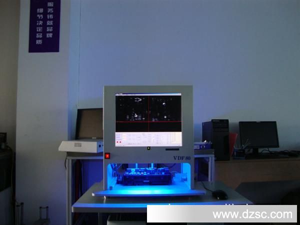 保险丝盒指安装保险丝的盒子(也称保险丝座),方便安装保险丝,部分具有防水、防火、耐高温等性能特征(按材质及外形的不同而定)。保险丝盒可分为引线式保险丝盒、汽车保险丝盒。保险丝盒通用注塑材料有:塑料、尼龙、电木、PBT工程塑料。每种材质不同其耐高温程度不一。在选用保险丝盒过程中,应考虑到所使用保险丝的电流大小,保险丝的尺寸要求,保险丝电流越大,那么在与保险丝盒配套的线材就要选用较大号的线材,不然会导致保险丝盒及线材发热,引起火灾。