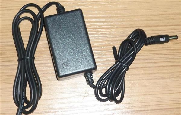 供应LED灯条*12V1A 过CE FCC ROHS桌面式电源适配器
